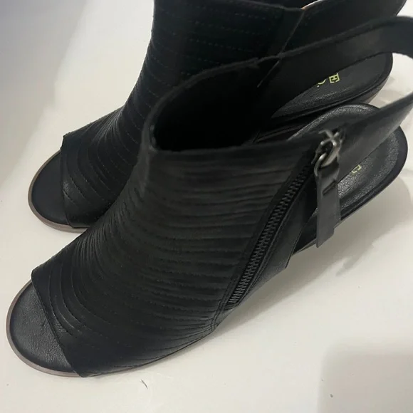FRYE AND CO. Brand New Black Open-Toe Slingback Mules - Picture 4 of 5